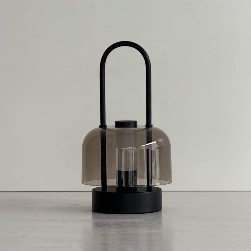 light-03357 USB ハンドル付き スモークグレー ポータブルランプ | ART