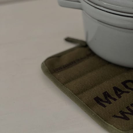 kitchen-03033　レタリング スクエア 鍋敷き ループ付き