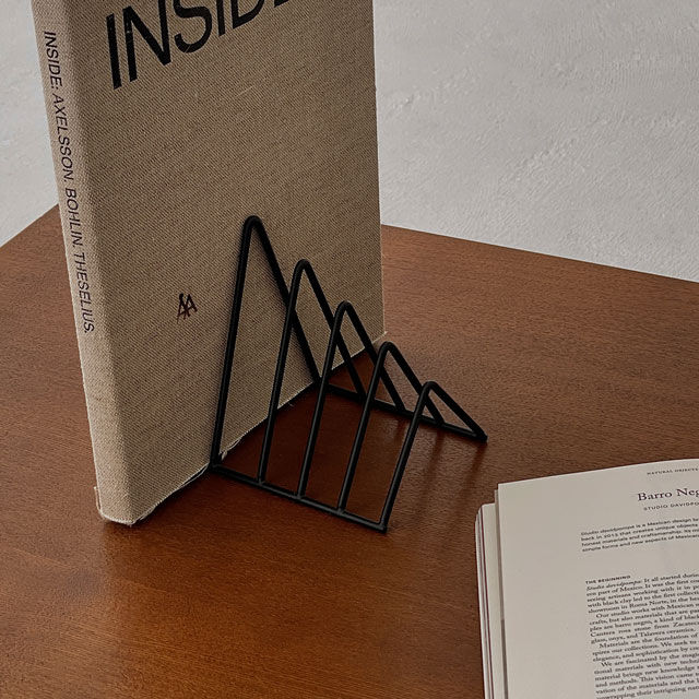 オレンジと黒の吊り下げ式雑誌スタンド magazinerack-03017 pointed アイアン ブックスタンド | ART O