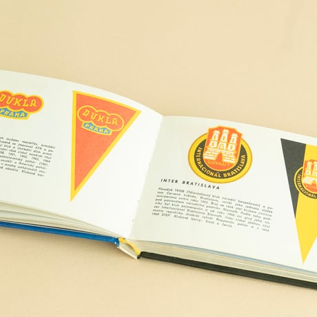 『Fotbalove kluby sveta 』世界のサッカークラブ　Oto Bachorík 絵　1970年