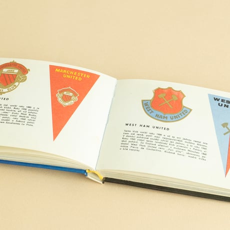 『Fotbalove kluby sveta 』世界のサッカークラブ　Oto Bachorík 絵　1970年