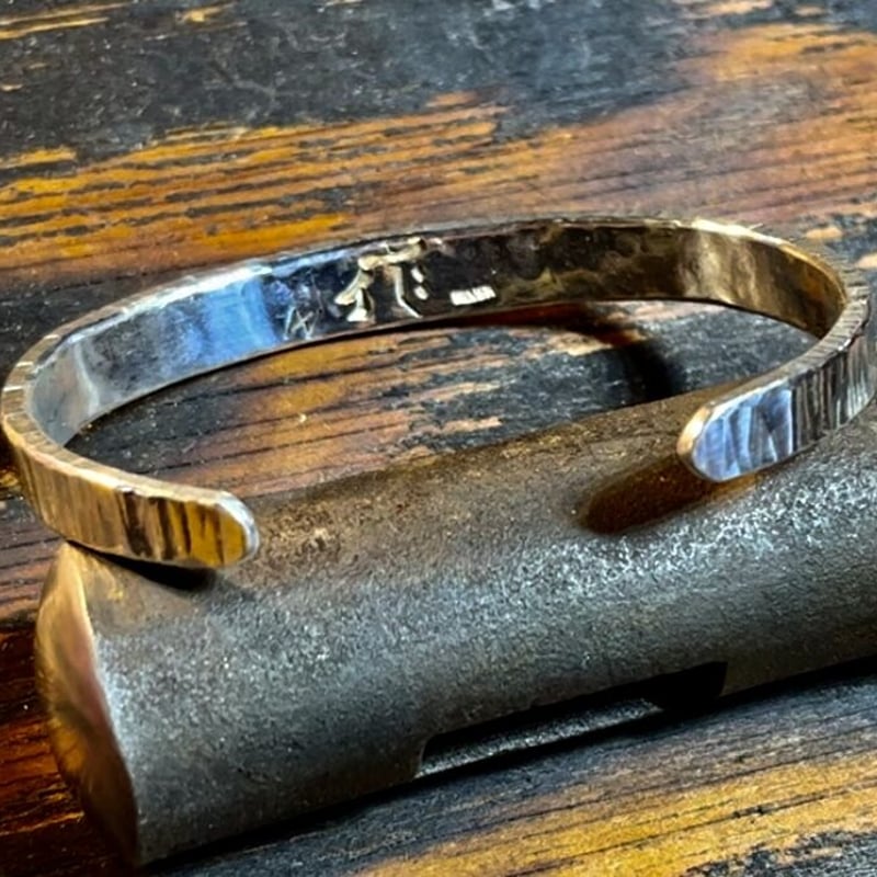 縦打ち打痕バングル | 鍛造アクセサリー 歓喜家