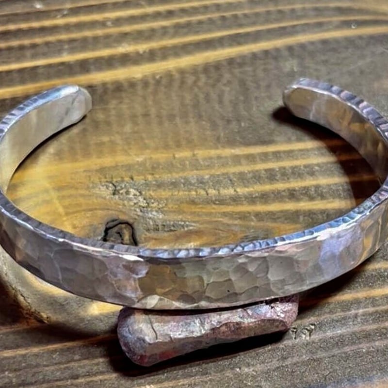 平打ち打痕バングル | 鍛造アクセサリー 歓喜家
