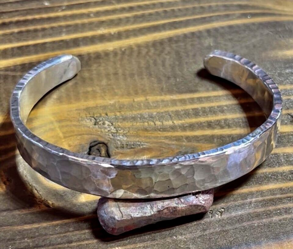 平打ち打痕バングル | 鍛造アクセサリー 歓喜家 