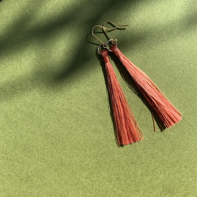 精麻のハンドメイド アシンメトリー ピアス 兎柄ビーズ タッセル