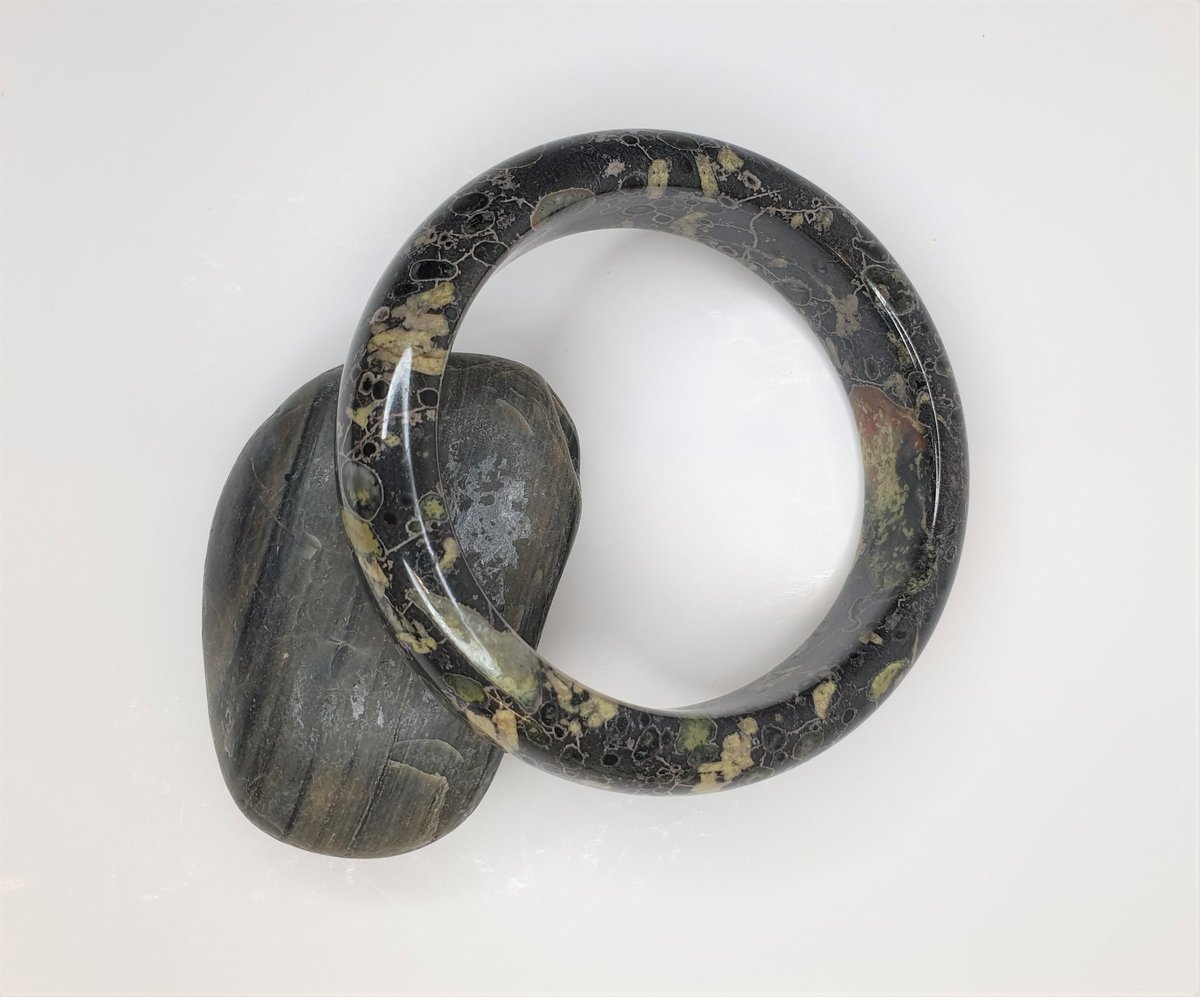 寒梅朶朶　シャー太翠バングル 56mm）天然石無処理【⭐️超美品シャー太翠-魚蓮 】 炭酸塩質玉