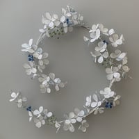 白い紫陽花の三日月リース