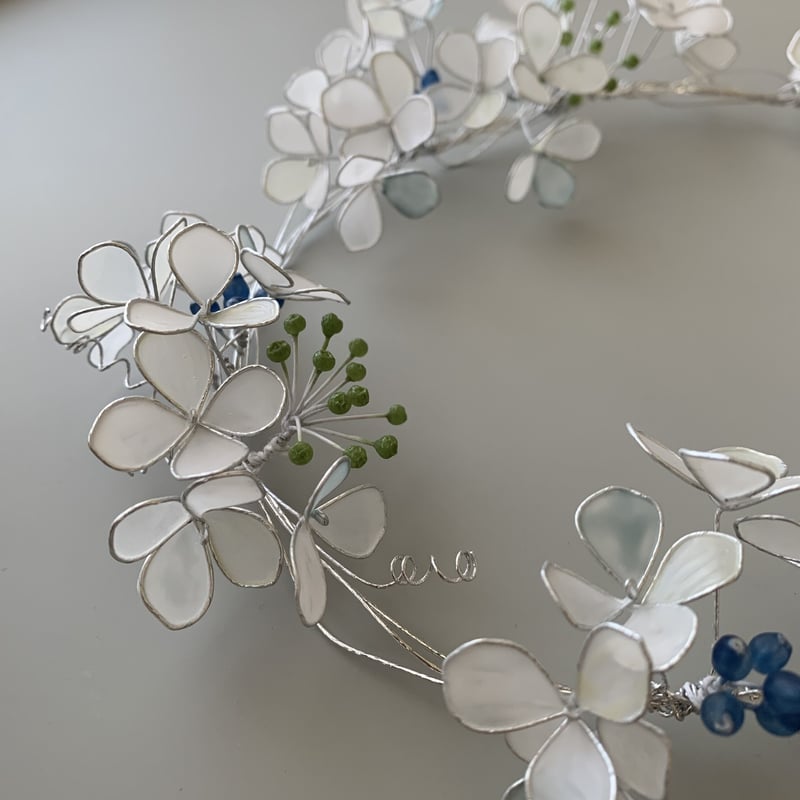 紫陽花と白い小花の三日月リース 秋色紫陽花 白い小花と紫陽花の三日月