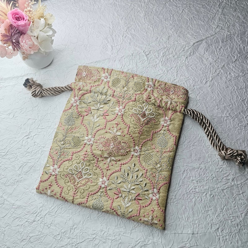 インド刺繍生地　ポーチ 🌼🫧𓏸𓈒 𓂃🌼.* インド刺繍生地でミニポーチ作りました