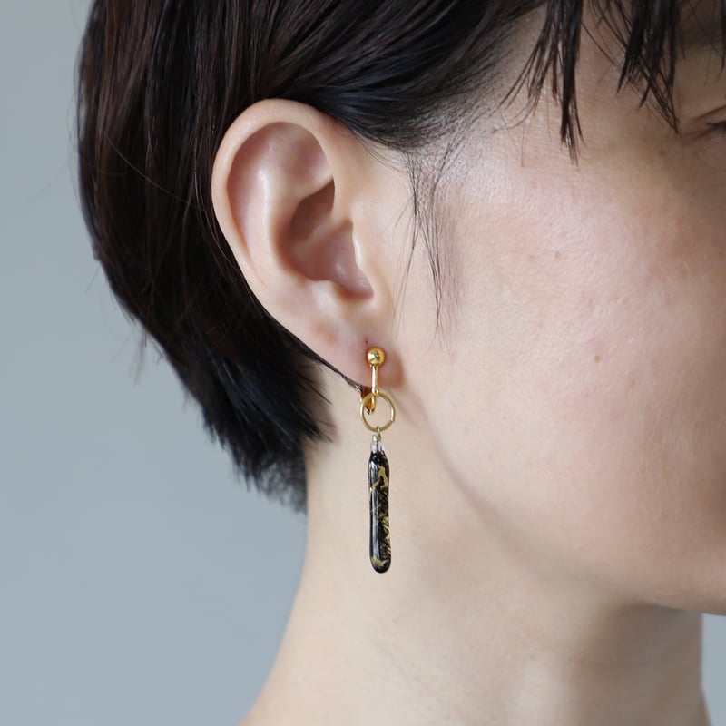 ギフト対応可】viivant スティックピアス・イヤリング（GOLD・黒