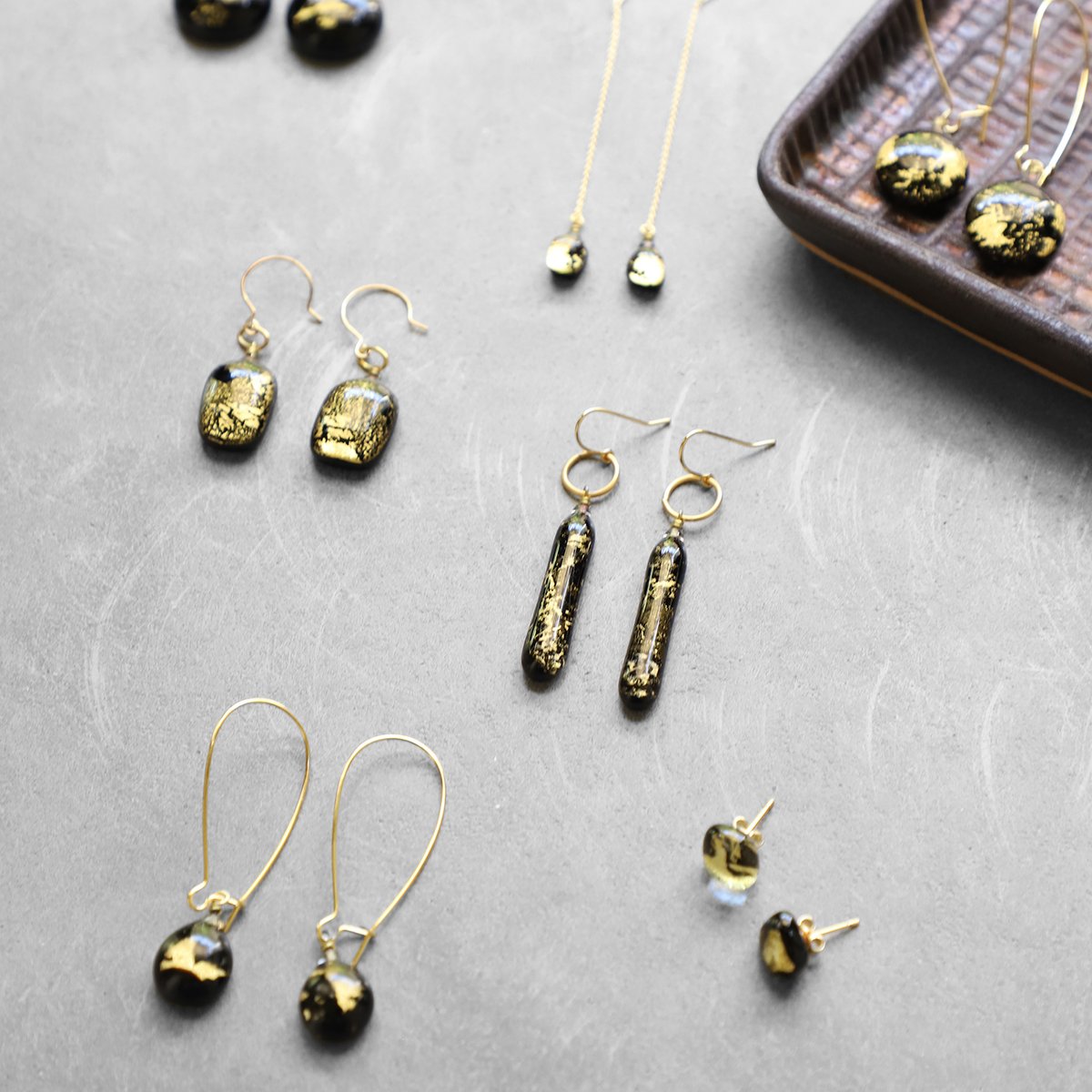 ギフト対応可】viivant スティックピアス・イヤリング（GOLD・黒