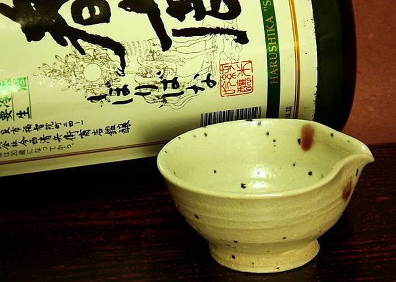 信楽焼 片口ぐい呑み 朱ドット模様 当店オリジナル （酒器 ぐい飲み