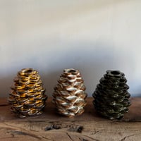 Vase pinecone