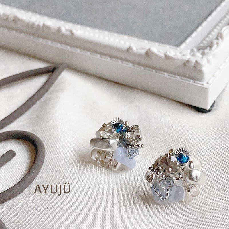𝐑𝐚𝐩𝐭𝐮𝐫𝐞 ブルーレースアゲート ピアス/イヤリング | AYUJÜ