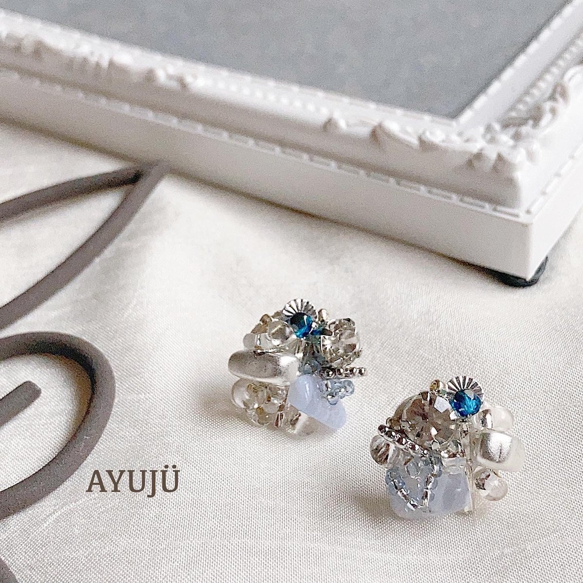 𝐑𝐚𝐩𝐭𝐮𝐫𝐞 ブルーレースアゲート ピアス/イヤリング | AYUJÜ