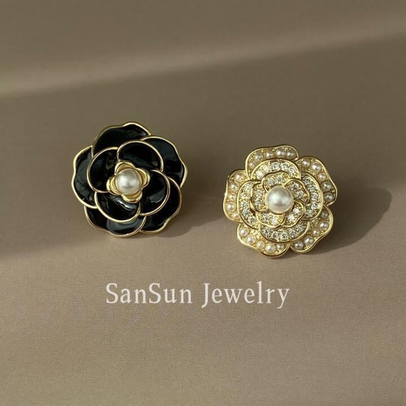 SS102 アシンメトリー 黒×ゴールド カメリアパールピアス | SanSun Jew