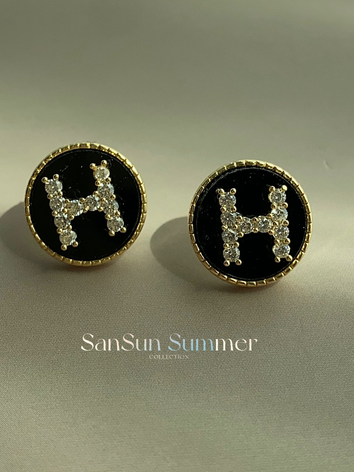 SS502 CZダイヤ H文字ピアス 黒 シンプル | SanSun Jewelry SS502 CZダイヤ H文字ピアス 黒 シンプル | SanSun Jewelry