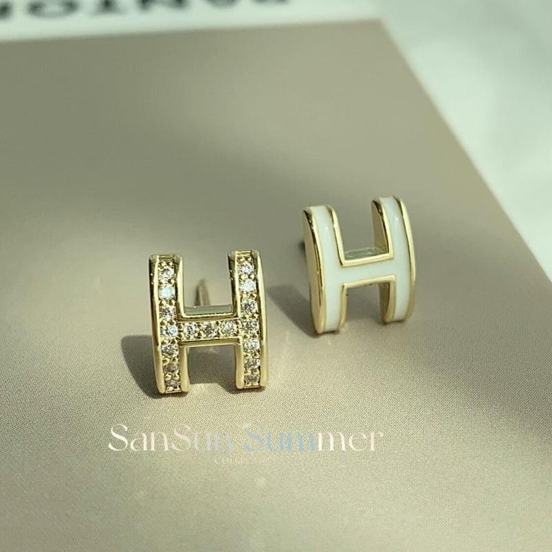 SS692 アシンメモリー CZダイヤ H文字ピアス | SanSun Jewelry
