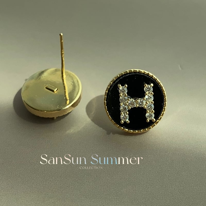 SS502 CZダイヤ H文字ピアス 黒 シンプル | SanSun Jewelry