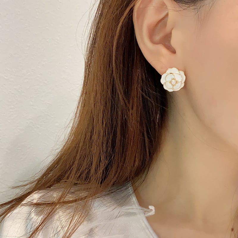 SS101 アシンメトリー 白×ゴールド カメリアパールピアス | SanSun Jewelry