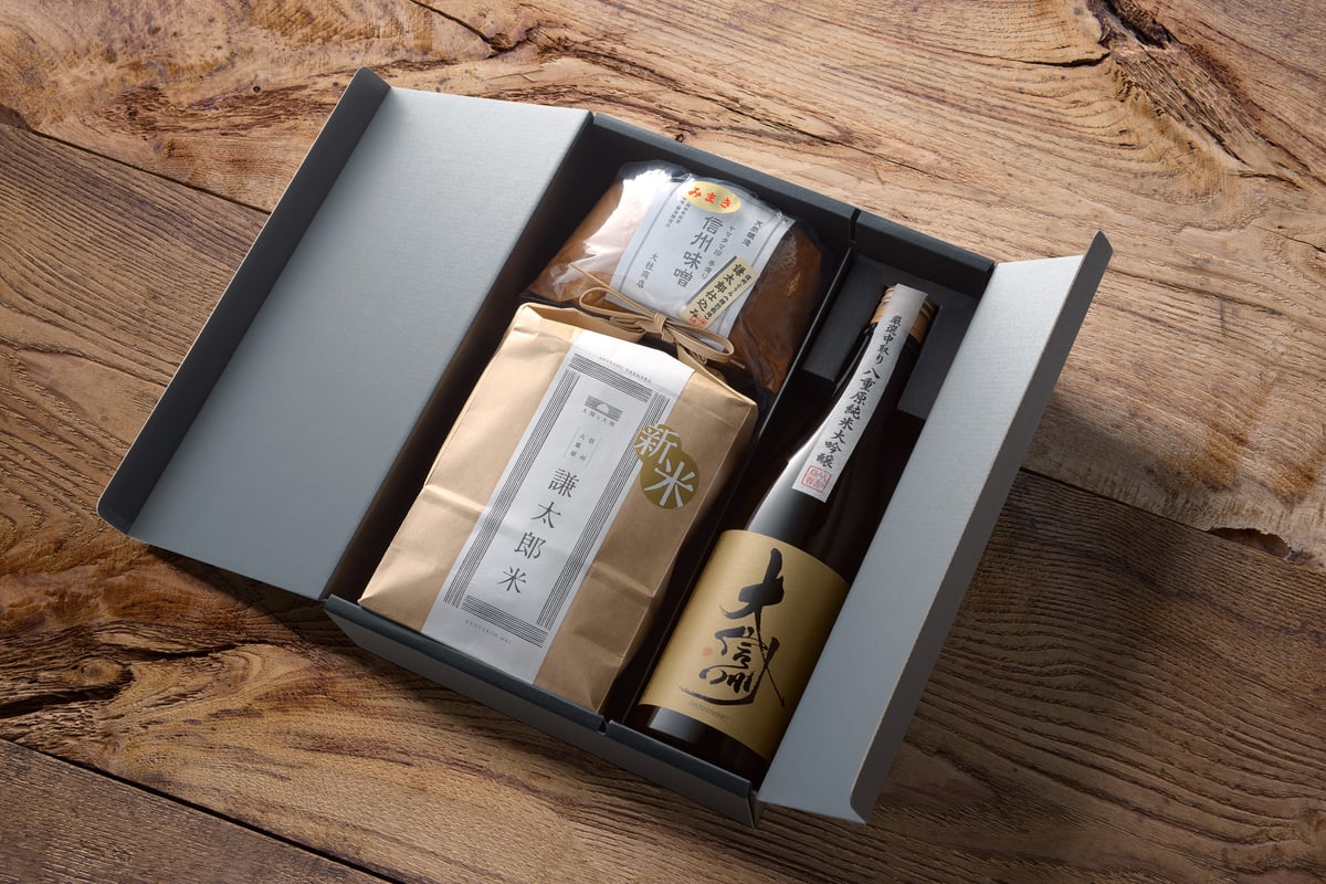 村八分BOX limited edition／完全限定受注生産 Amazon.co.jp: 村八分ボックス[Limited Edition](DVD付): ミュージック