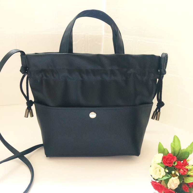 フェイクレザーの持ち手付き巾着ショルダーバッグ | KJRひまこ