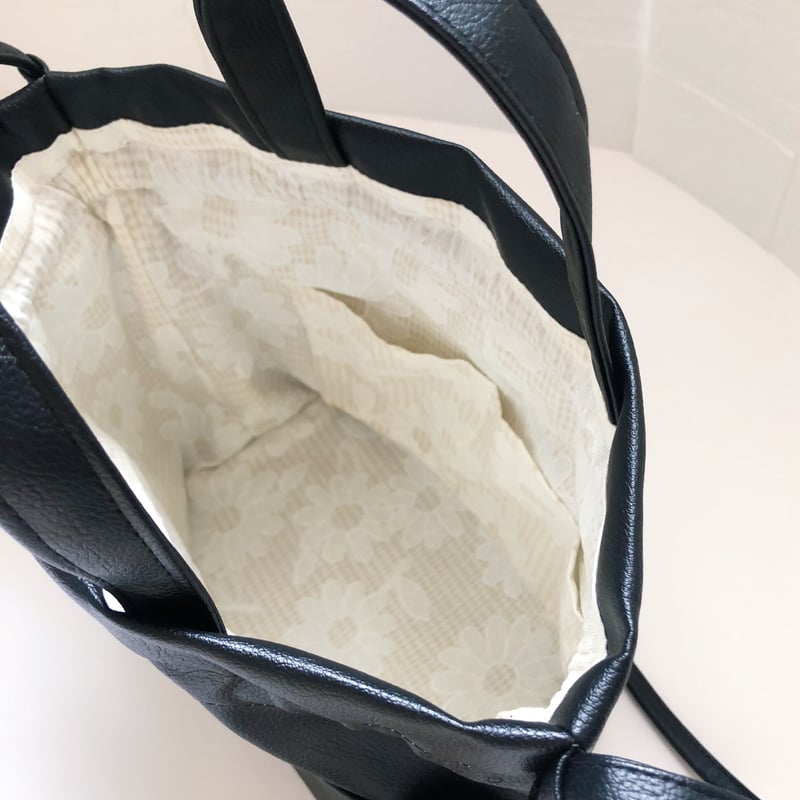 フェイクレザーの持ち手付き巾着ショルダーバッグ | KJRひまこ