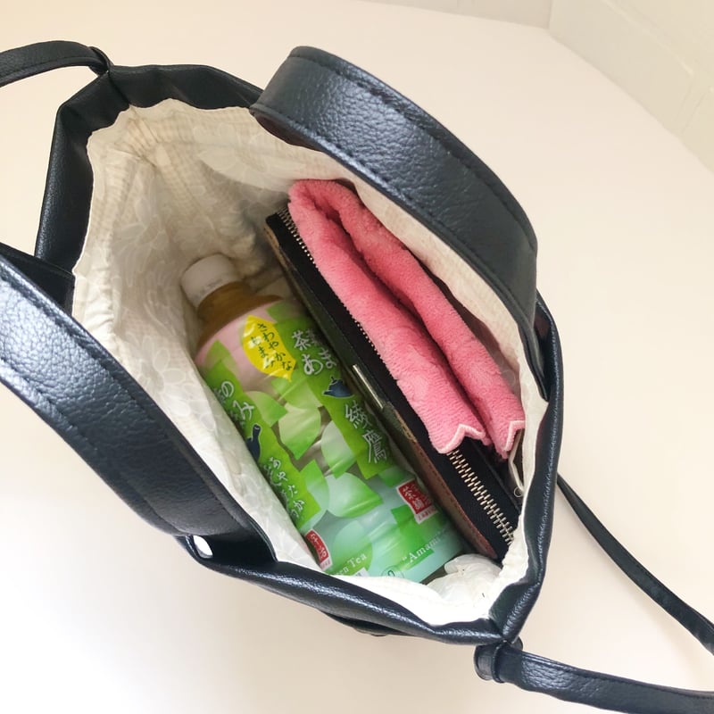 フェイクレザーの持ち手付き巾着ショルダーバッグ | KJRひまこ