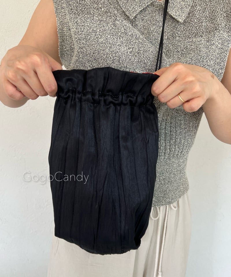 アダクワッタさんがヴィンテージ生地でひとつひとつハンドメイドで