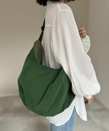 ◆手作りバッグ◆【グリーン】ポンバッグ/ショルダーバッグ・ボディーバッグ