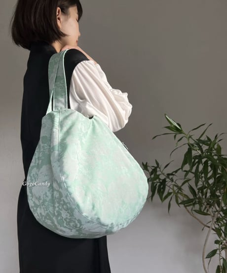 ◆手作りバッグ◆すもmoバッグ［Ｌ］まんまるトートバッグ【アイスグリーンの花】