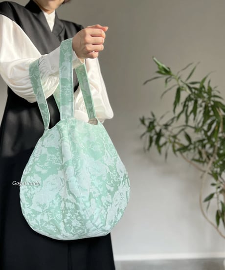 ◆手作りバッグ◆すもmoバッグ［Ｌ］まんまるトートバッグ【アイスグリーンの花】