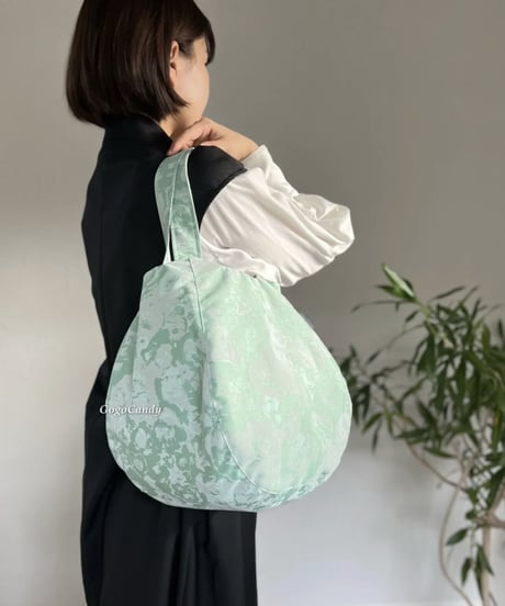 ◆手作りバッグ◆すもmoバッグ［Ｍ］まんまるトートバッグ【アイスグリーンの花】