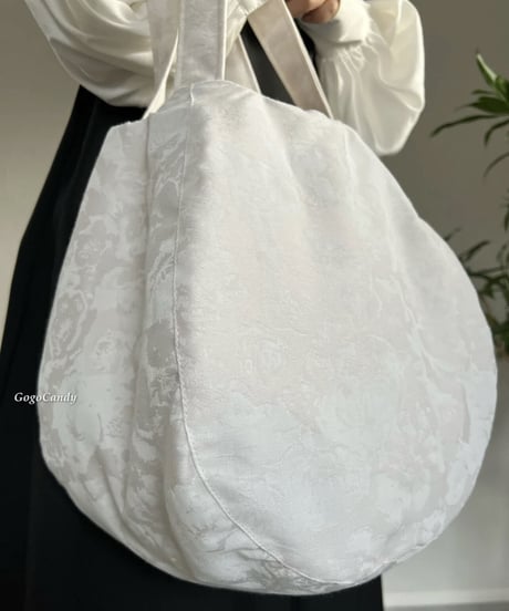 ◆手作りバッグ◆すもmoバッグ［Ｍ］まんまるトートバッグ【白い花】