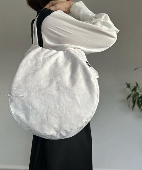 ◆手作りバッグ◆すもmoバッグ［Ｍ］まんまるトートバッグ【白い花】
