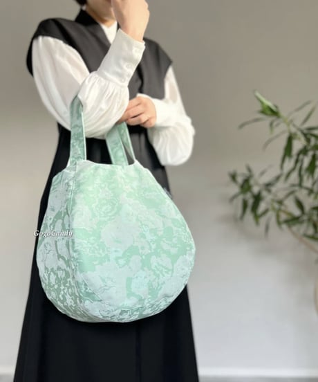 ◆手作りバッグ◆すもmoバッグ［Ｍ］まんまるトートバッグ【アイスグリーンの花】