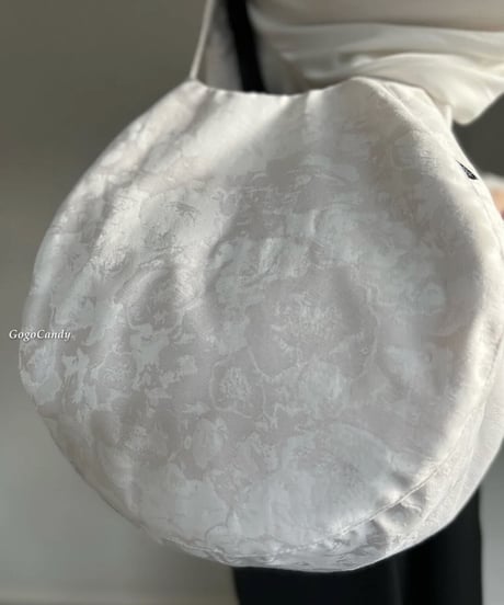 ◆手作りバッグ◆すもmoバッグ［Ｌ］まんまるトートバッグ【白い花】