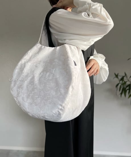 ◆手作りバッグ◆すもmoバッグ［Ｌ］まんまるトートバッグ【白い花】