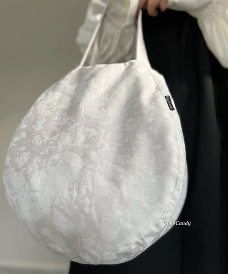 ◆手作りバッグ◆すもmoバッグ［Ｍ］まんまるトートバッグ【白い花】