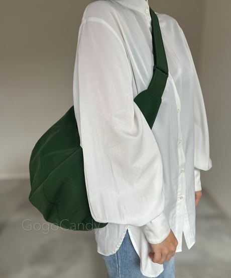 ◆手作りバッグ◆【グリーン】ポンバッグ/ショルダーバッグ・ボディーバッグ