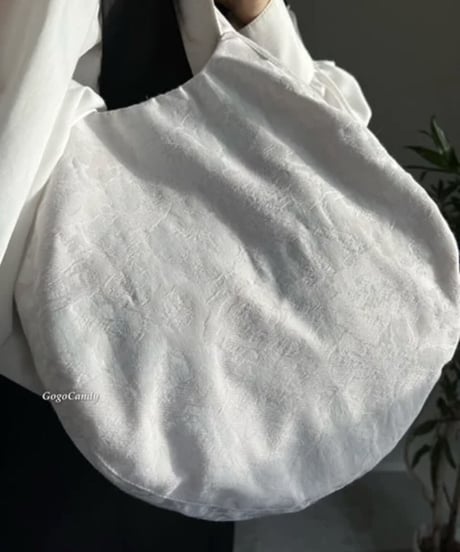 ◆手作りバッグ◆すもmoバッグ［Ｌ］まんまるトートバッグ【白い花】
