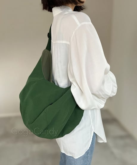 ◆手作りバッグ◆【グリーン】ポンバッグ/ショルダーバッグ・ボディーバッグ