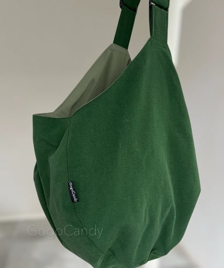 ◆手作りバッグ◆【グリーン】ポンバッグ/ショルダーバッグ・ボディーバッグ