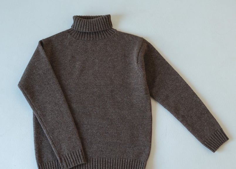 ミドルゲージ タートルネックニット 【ブラウン】 | Atelier BERUN