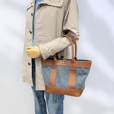 新品 定価52800円 ビアズリー リヴェタート 25ss レザー 大容量トート 新品 定価52800円 ビアズリー リヴェタート 25ss レザー 大容量トート