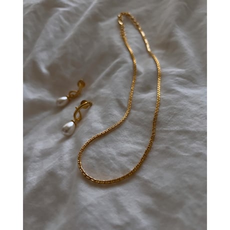 LYNYER London : VENUS PEARL SWIRL DEROP EARRINGS