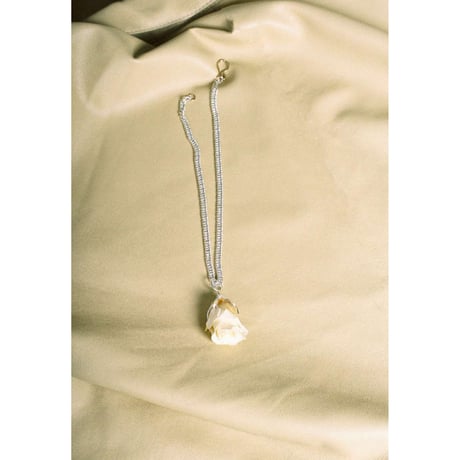 BEATRIZ PALACIOS Madrid | PALE YELLOW ROSE SILVER NECKLACE
