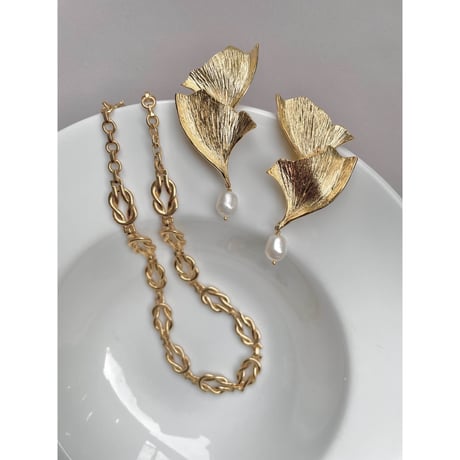 LYNYER London : BOTANICAL PETAL EARRINGS  ( Gold W coating / Pearl Natural )
