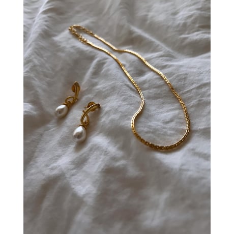 LYNYER London : VENUS PEARL SWIRL DEROP EARRINGS