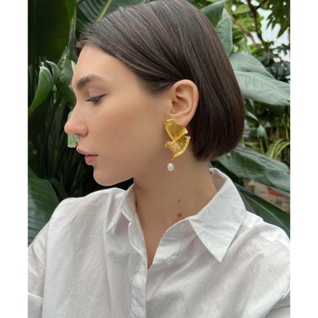 LYNYER London : BOTANICAL PETAL EARRINGS  ( Gold W coating / Pearl Natural )